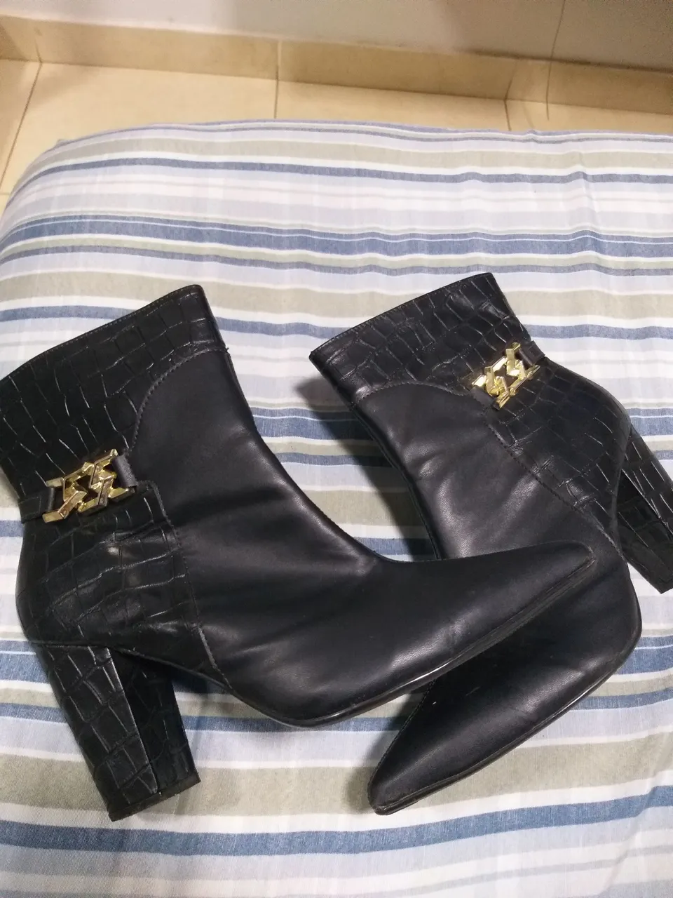 Botas Femininas Pretas com Detalhes Dourados