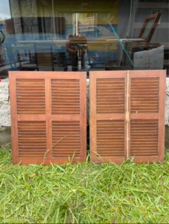 Par de Janelas Venezianas em madeira angelim