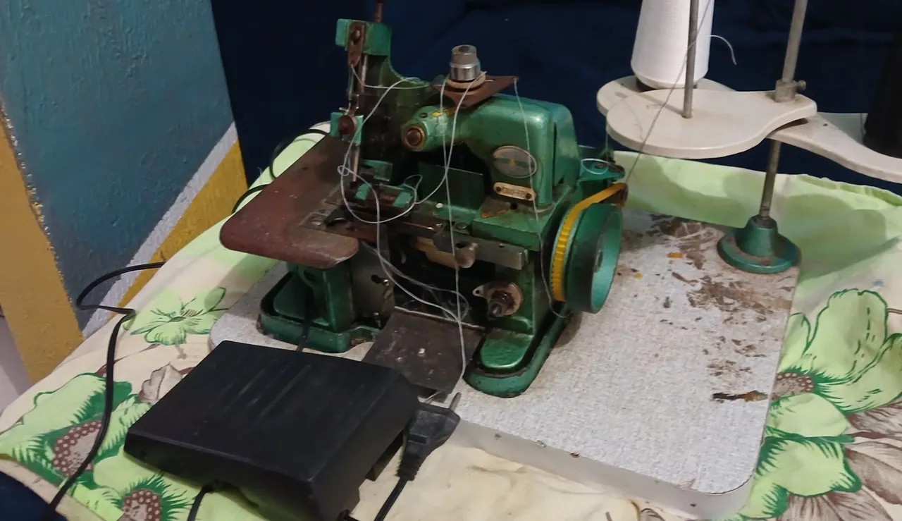 Máquina de Costura Overlock Industrial