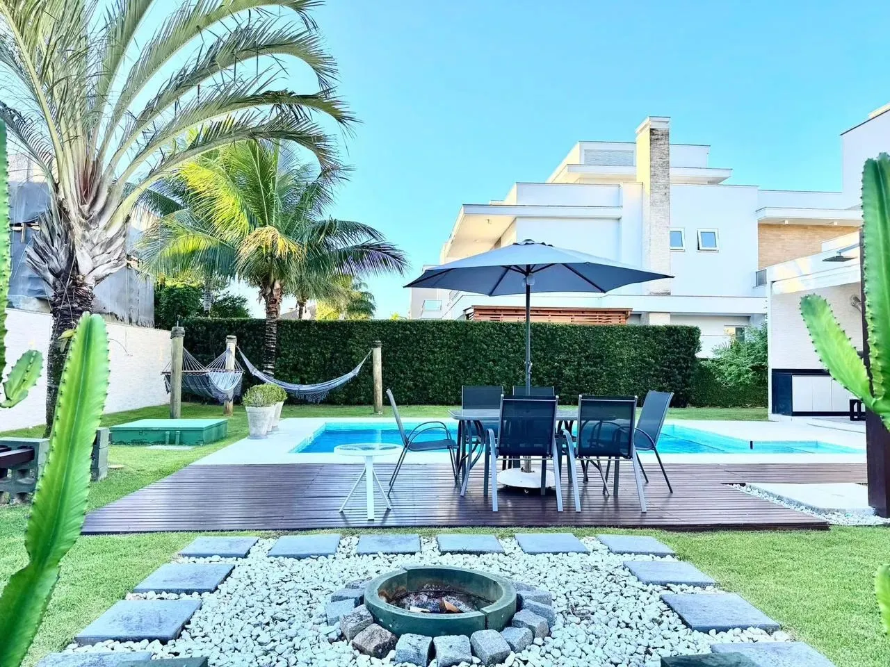 Casa para aluguel anual de 330 metros quadrados com 3 quartos