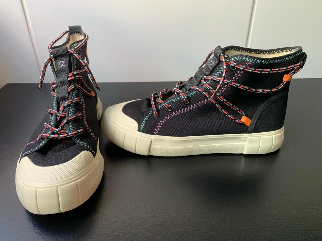 Tênis Cano Alto AREZZO Preto com Detalhes Coloridos