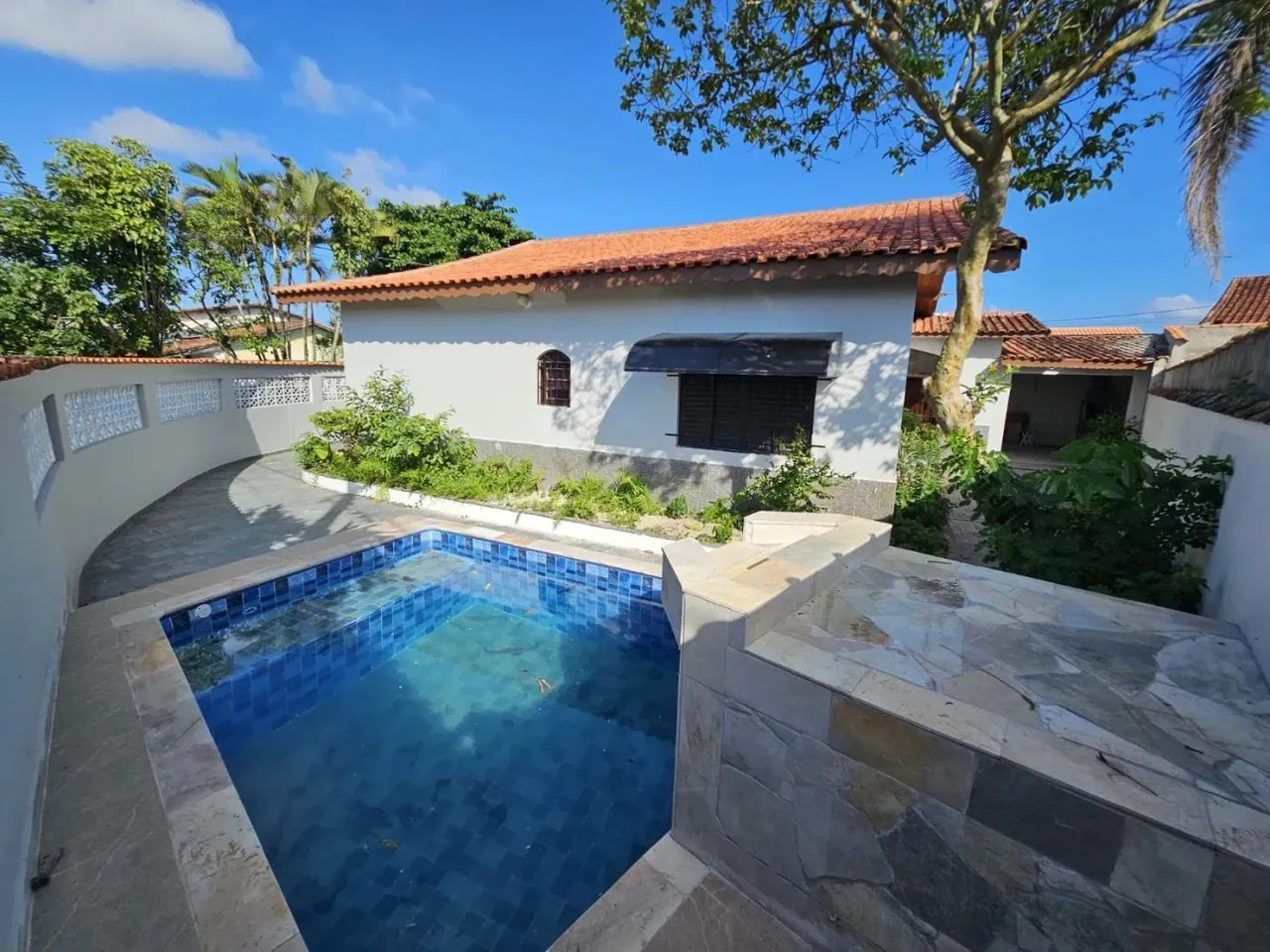 CASA COM PISCINA 290 METROS DE AREA TOTAL MONGAGUA