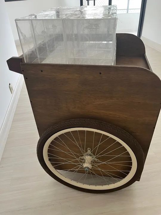 Carrinho de mão de madeira vintage - Foto 3