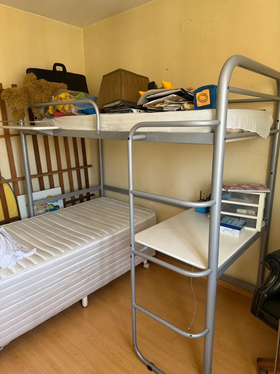 Sistema de quarto integrado com escrivaninha Tok Stok 