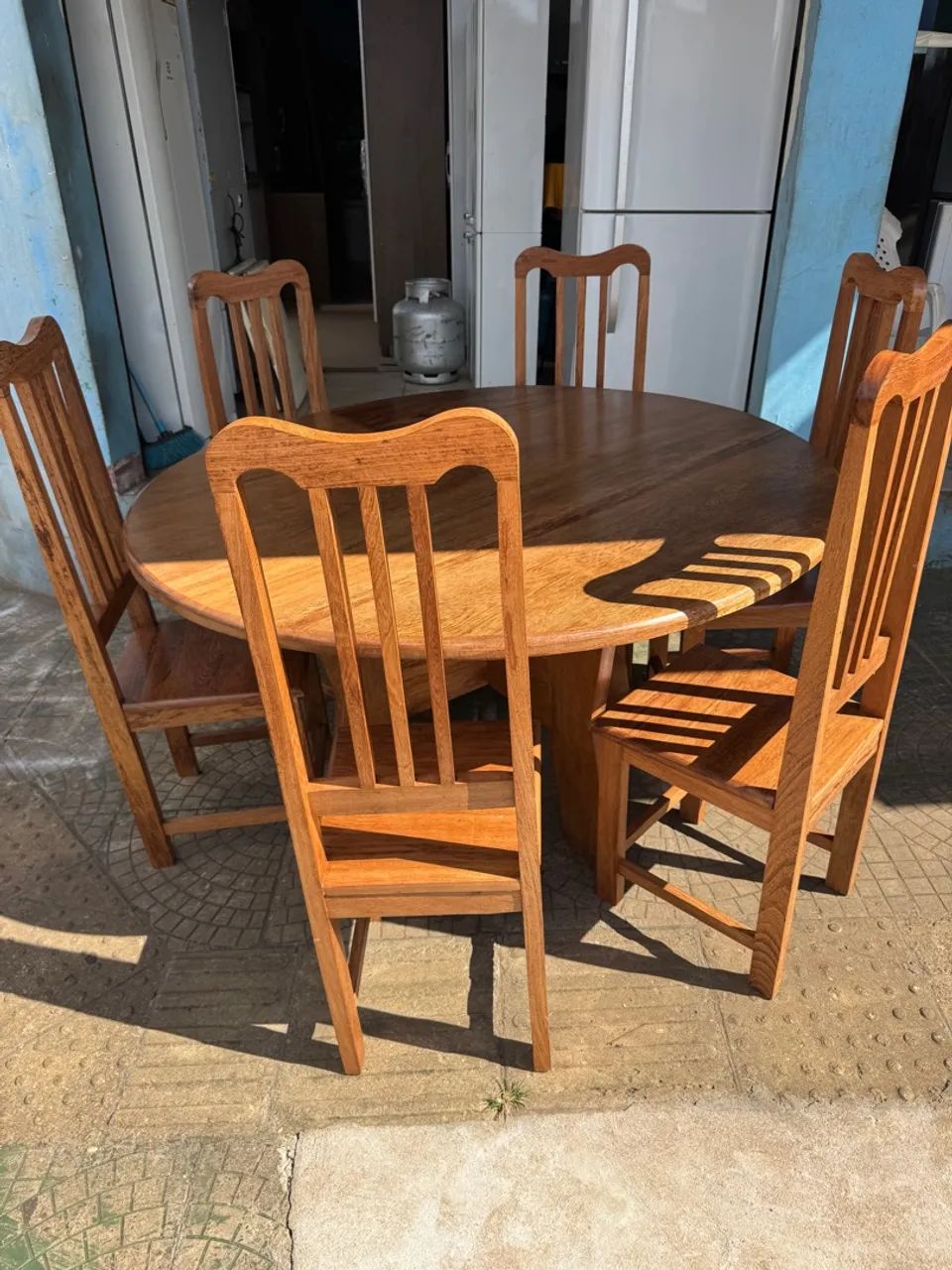 Mesa de madeira com 06 cadeiras - Foto 3