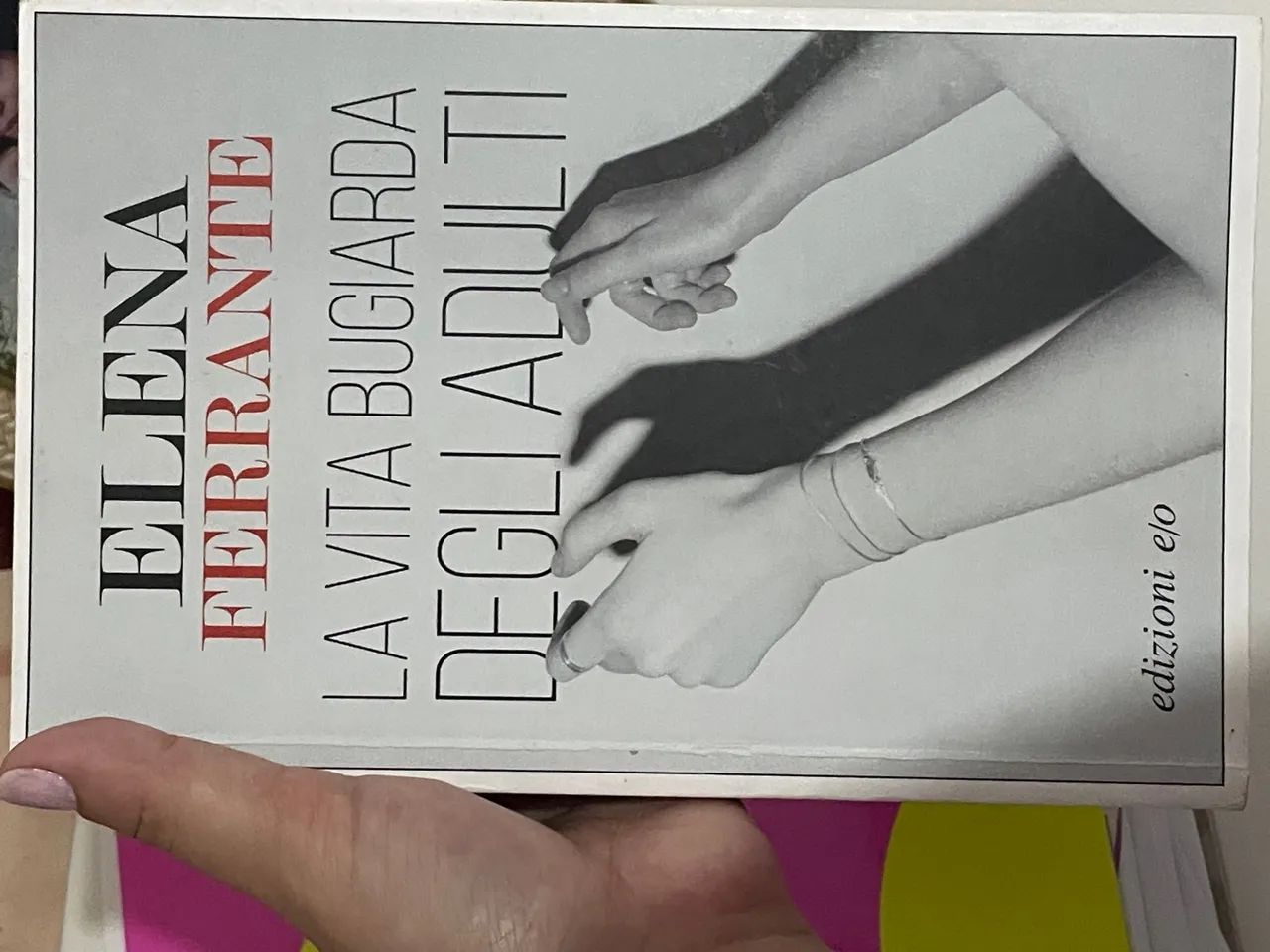 Livro em italiano La vita bugiarda degli adulti - Elena Ferrante - Foto 2