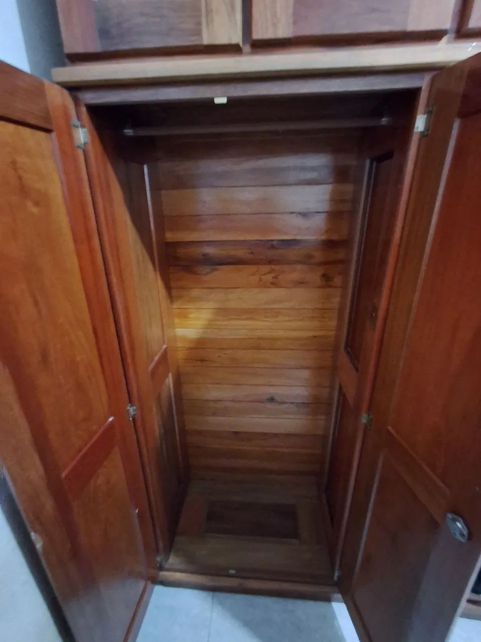 Guarda-Roupa de Casal em Madeira Maciça - Foto 3