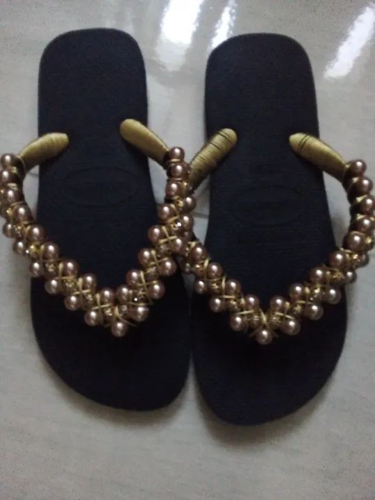 Chinelos Bordados Preto e dourado - Foto 2