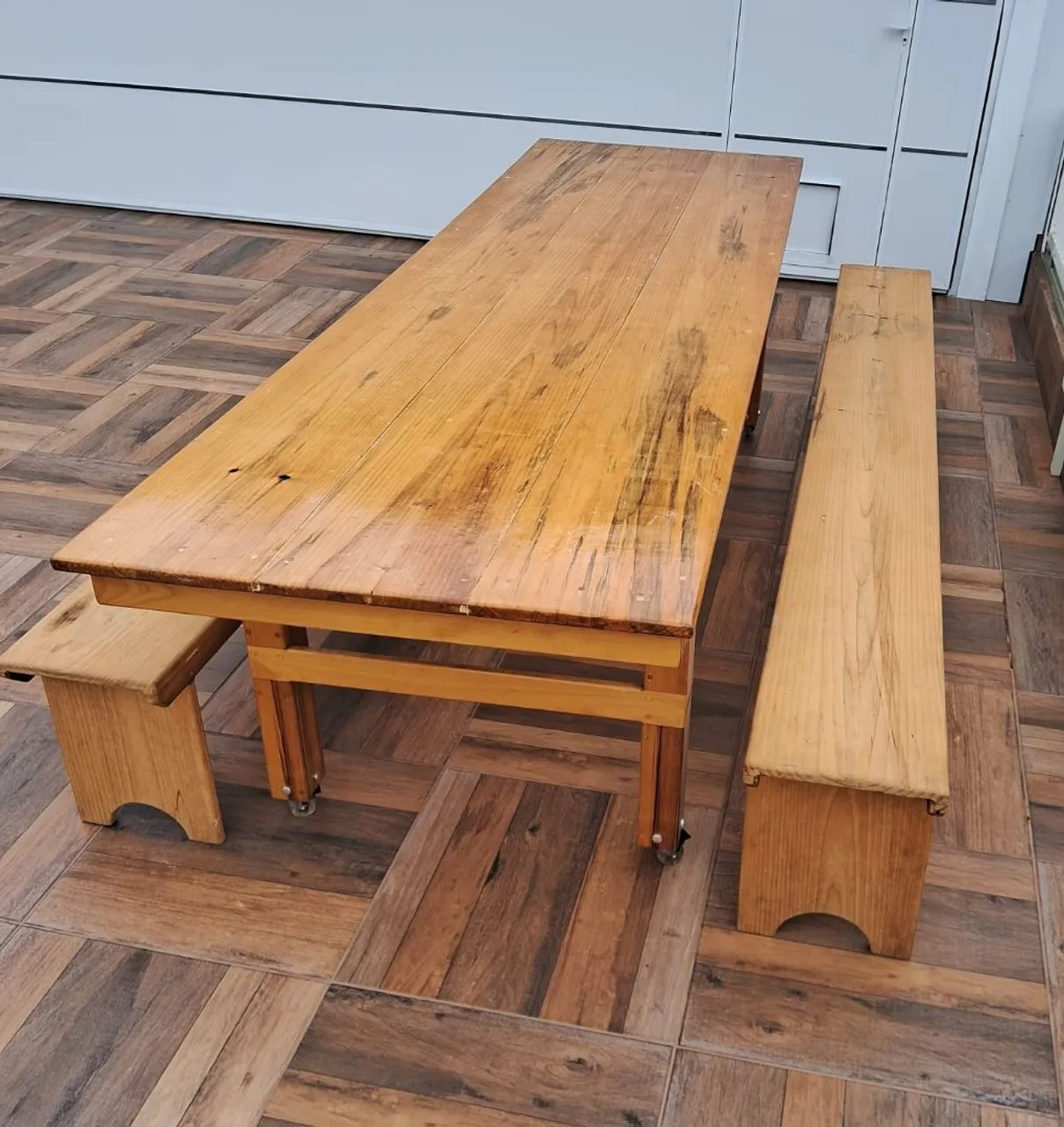 Conjunto de Mesa de Jantar com Bancos de Madeira