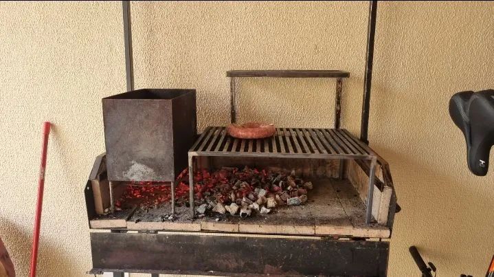 Churrasqueira Parrilla com duas grelhas ( argentina e uruguaia).