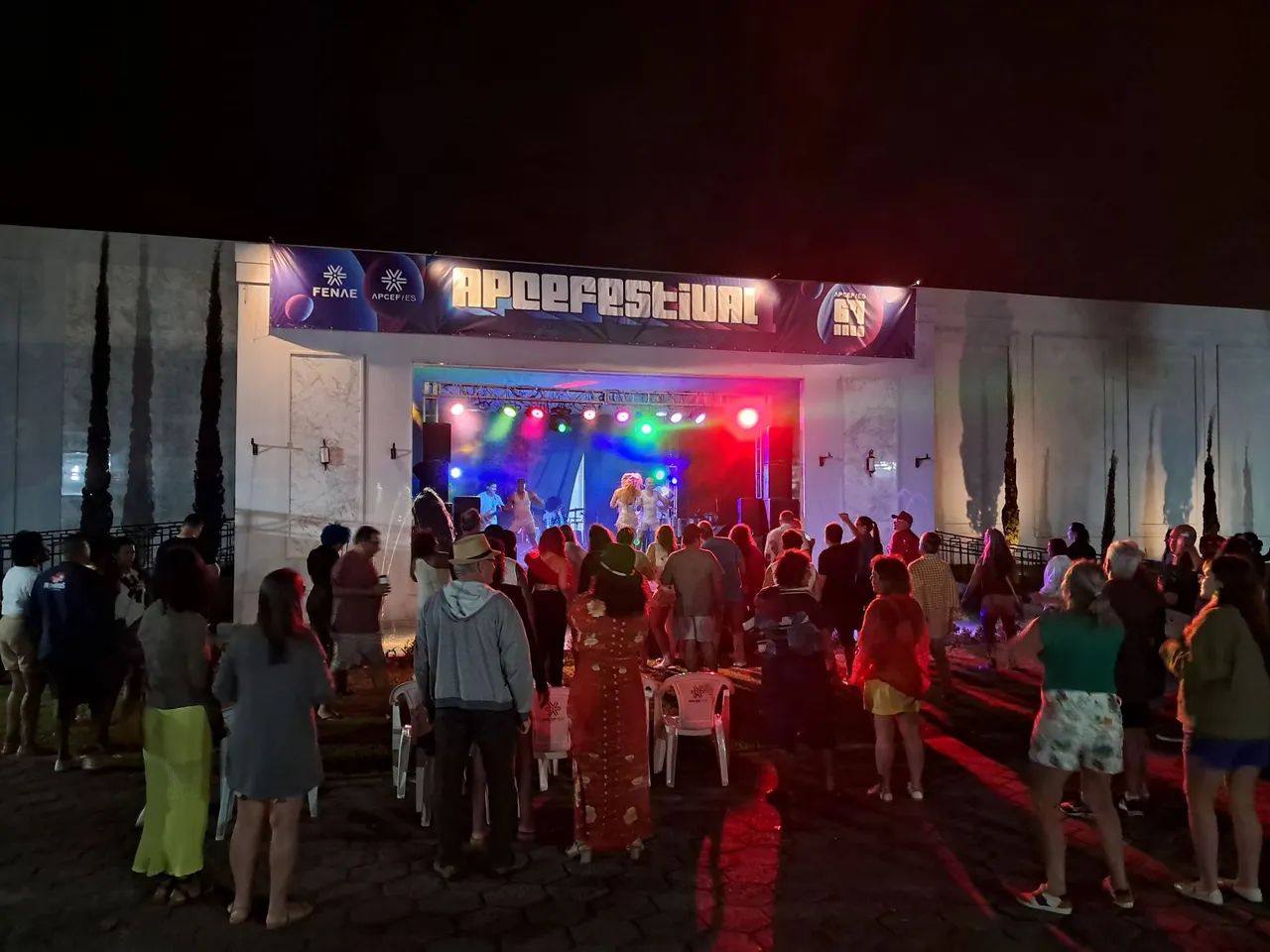 Aluguel de som e iluminação para eventos. Casamentos retiros etc.