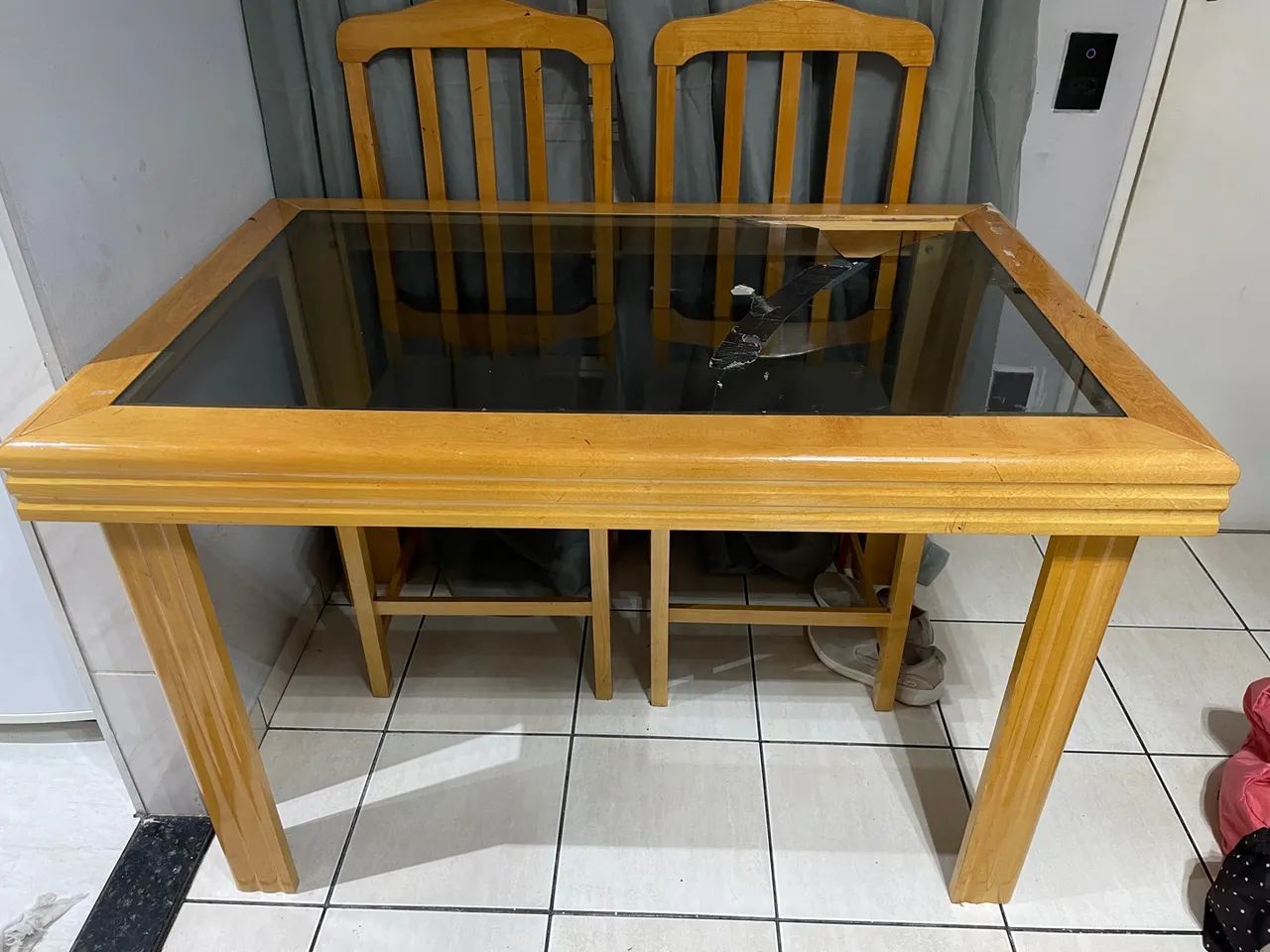 Mesa, 4 cadeiras, madeira legítima! - Foto 3
