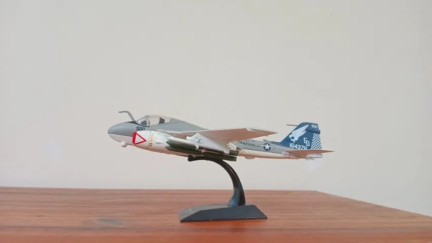 AVIÕES DE COMBATE SUPER INTRUNDE A-6  escala 1/72.