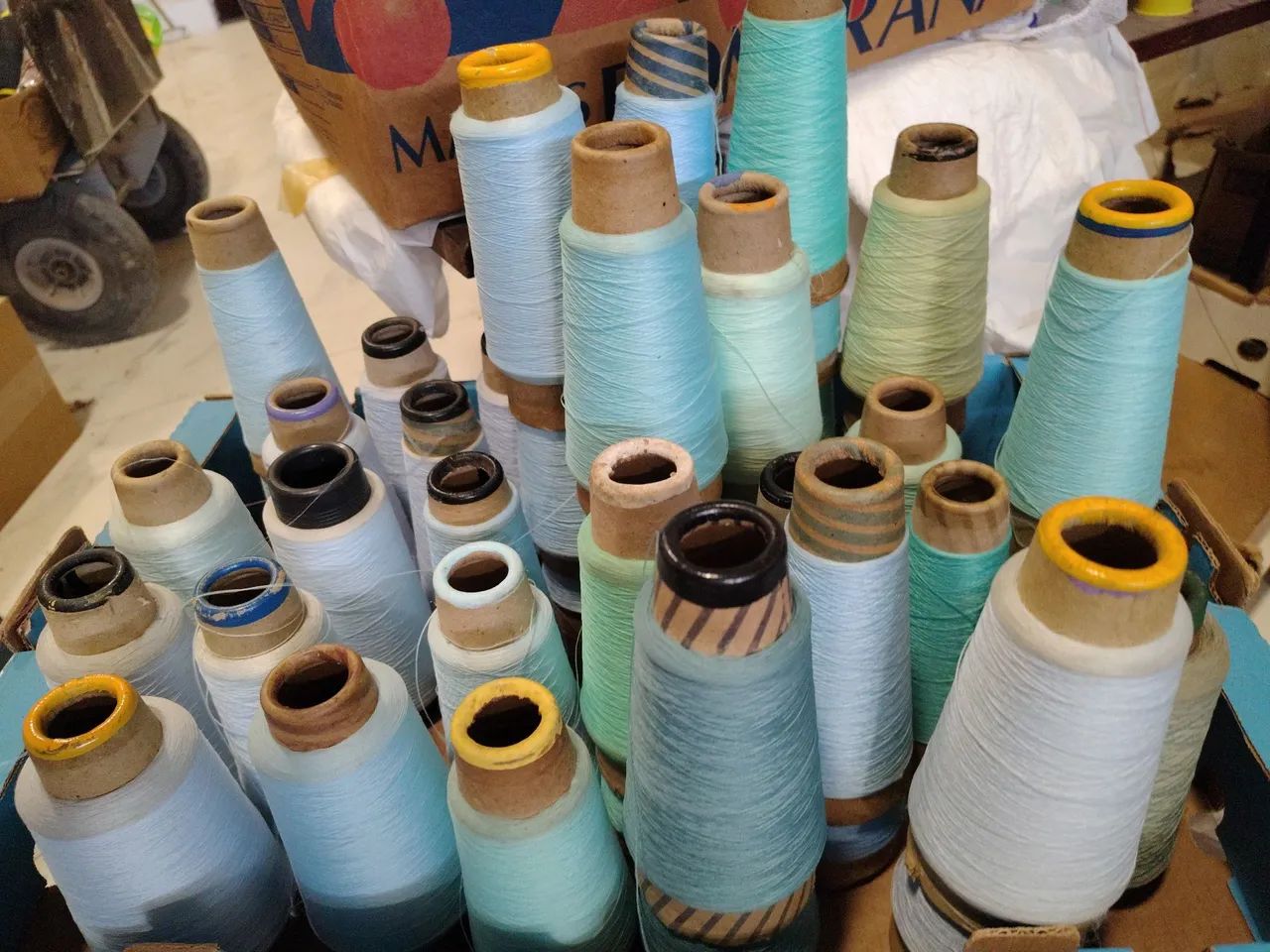 Cones de fios de Overlock - Preço de Desapego!  - Foto 4