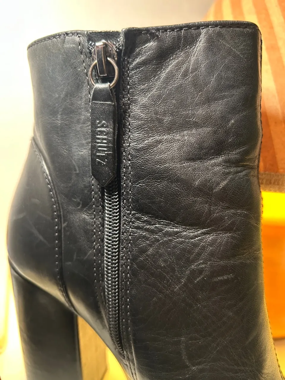Bota Schütz Original - Couro Preto | Salto Bloco Tratorado | Tamanho 36