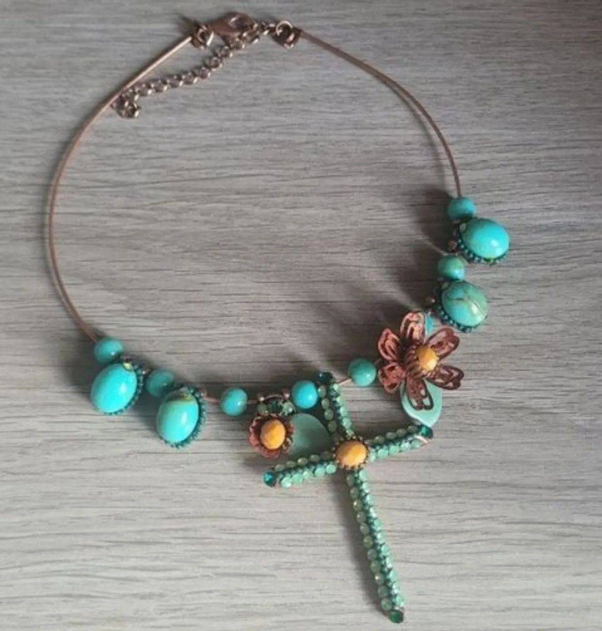 Colar turquesa pedraria crucifixo e flor