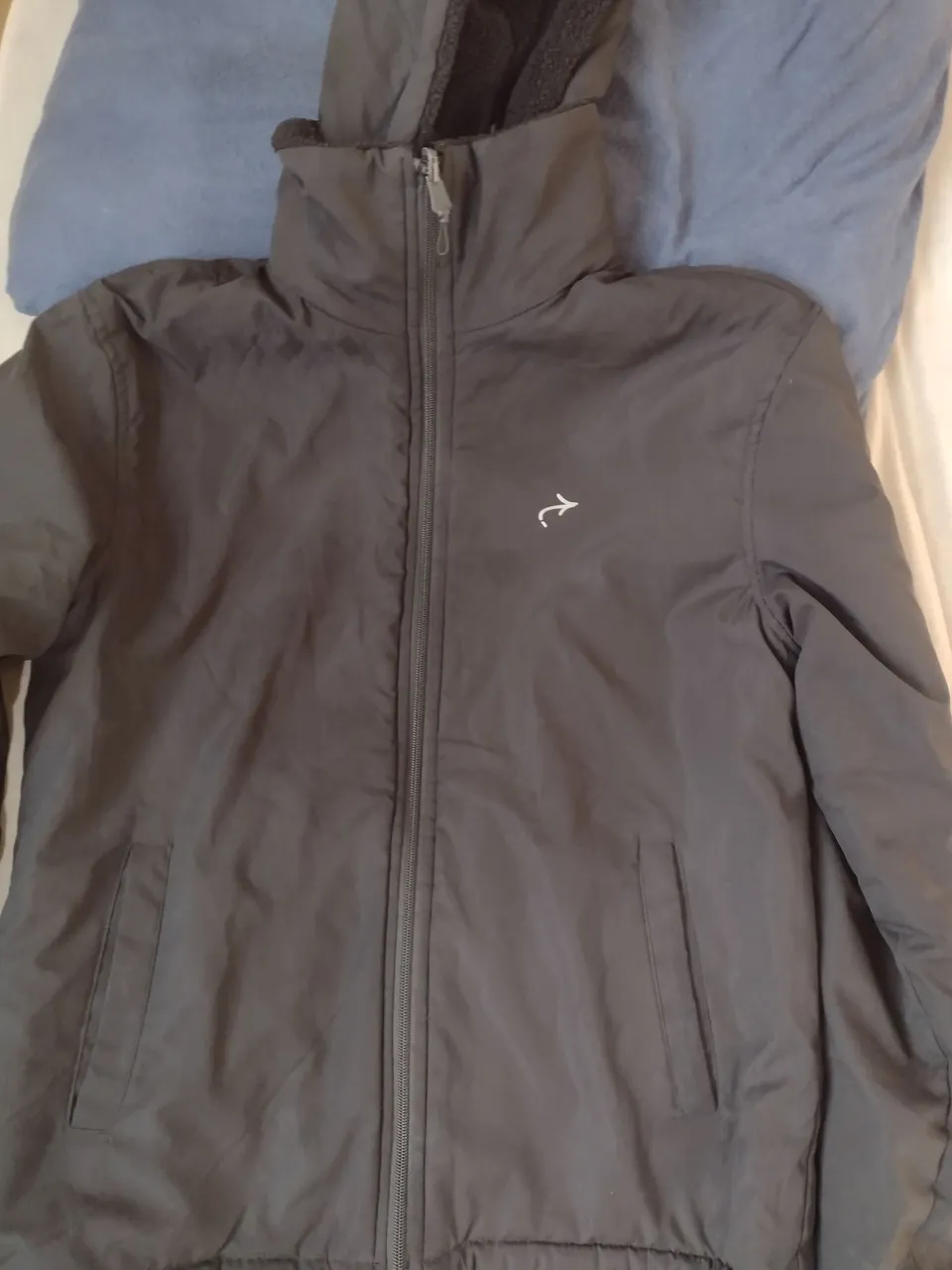 Jaqueta Preta com Capuz - Conforto e Estilo. 180,00