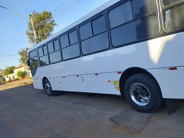 Vendo ônibus 2005 muito bem conservado 