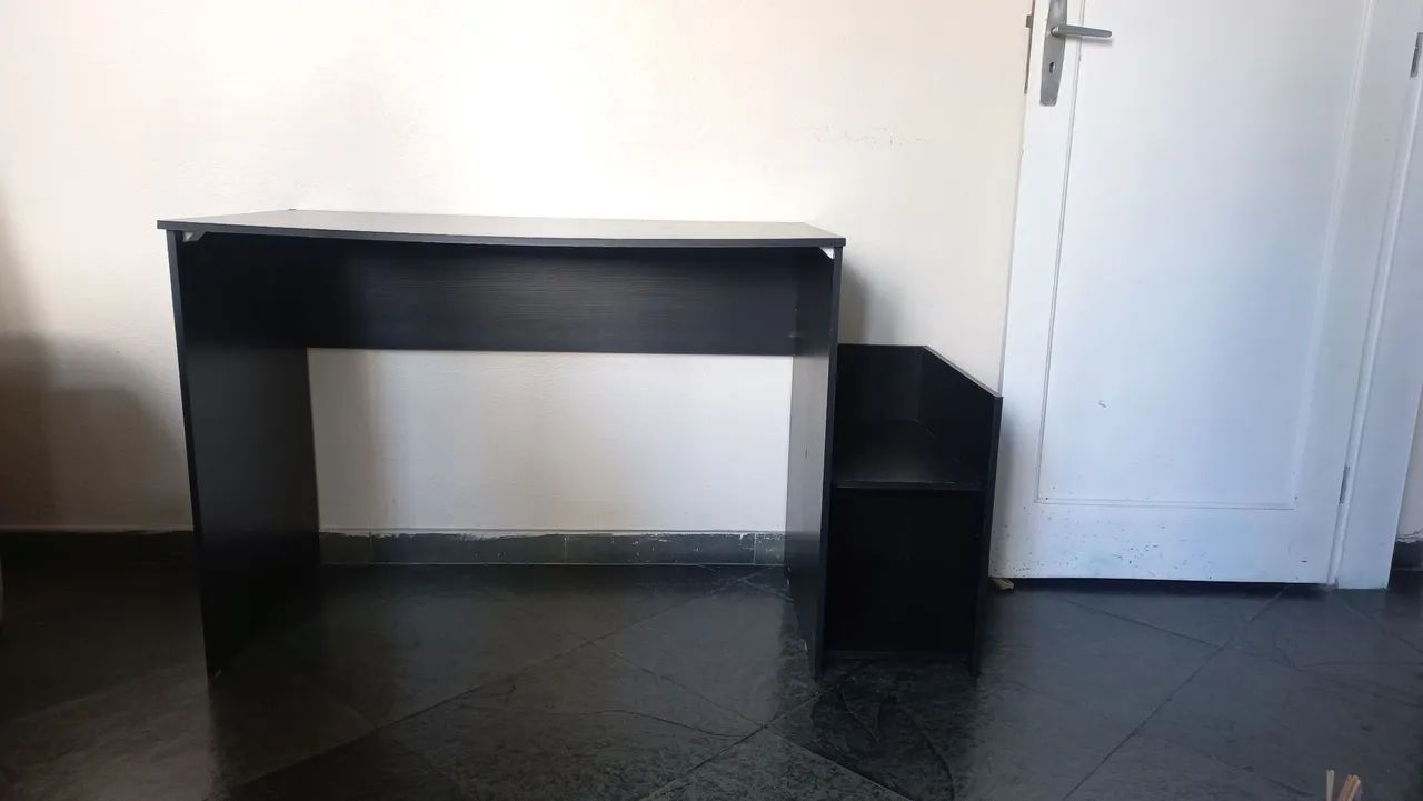 Mesa de estudos preta com espaco para gabinete