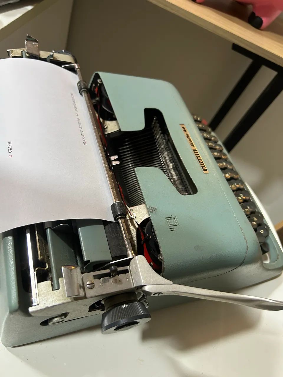 Máquina de escrever olivetti studio 44 funcionando 