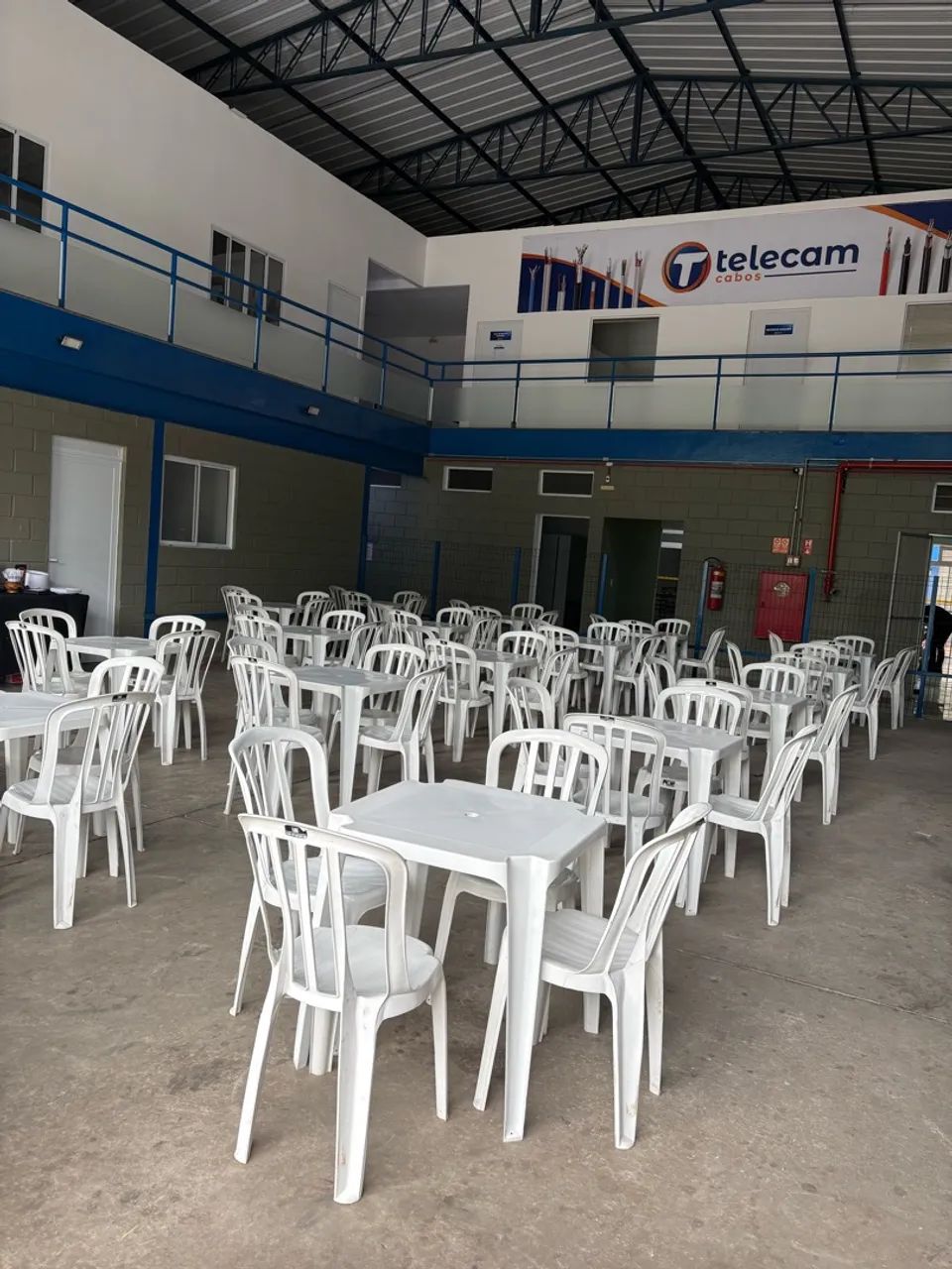 Vendo lote de mesas e cadeiras de plástico  - Foto 2