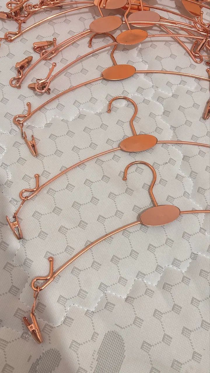 Cabides rose gold com presilhas  - Foto 3
