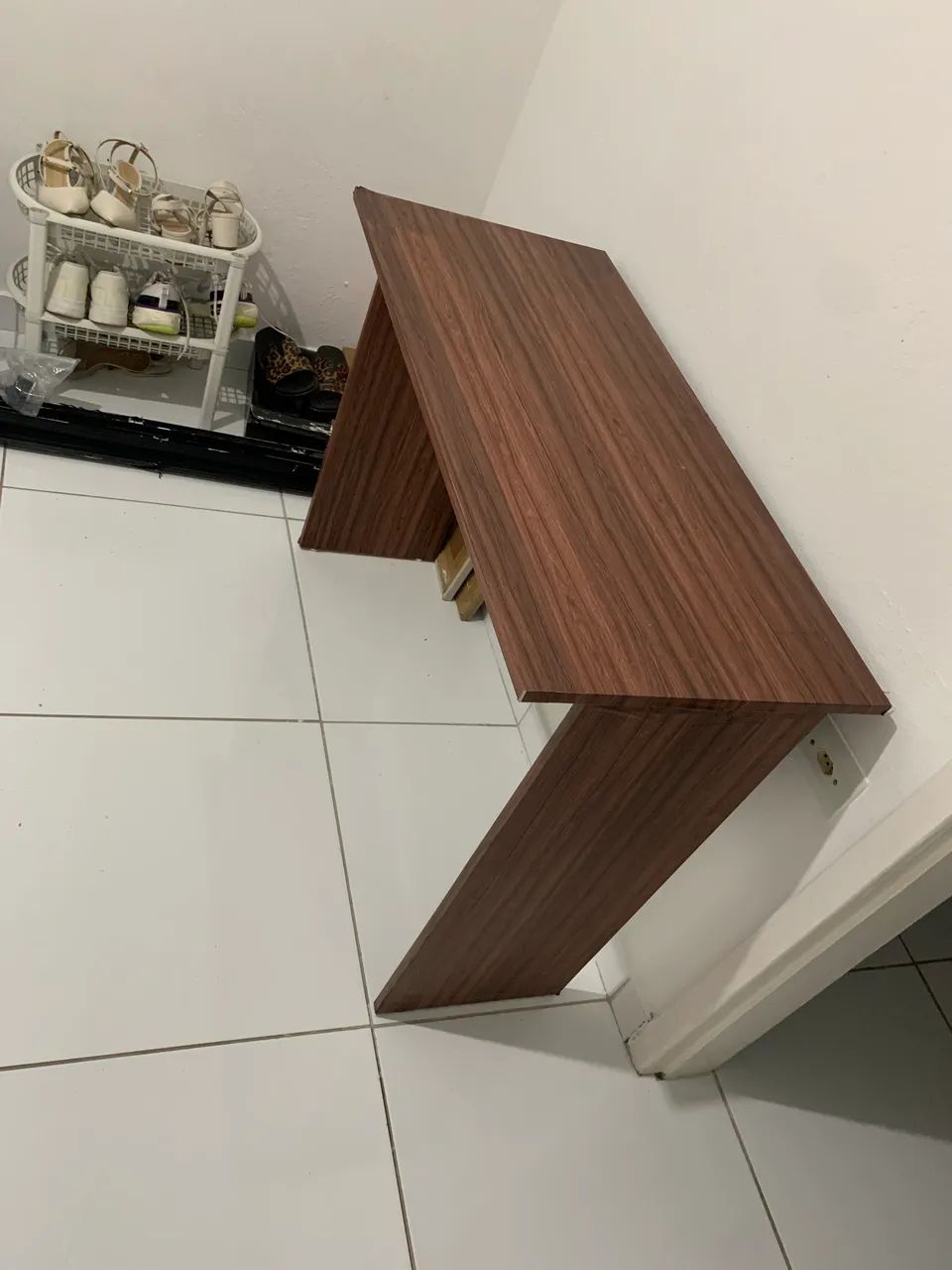 Escrivaninha adesivada - cor original branca  - Foto 3