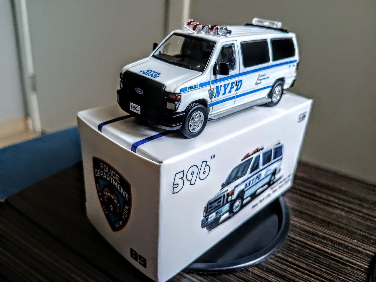 Miniatura 596 Models Ford E-Series Vans NYPD 1/64