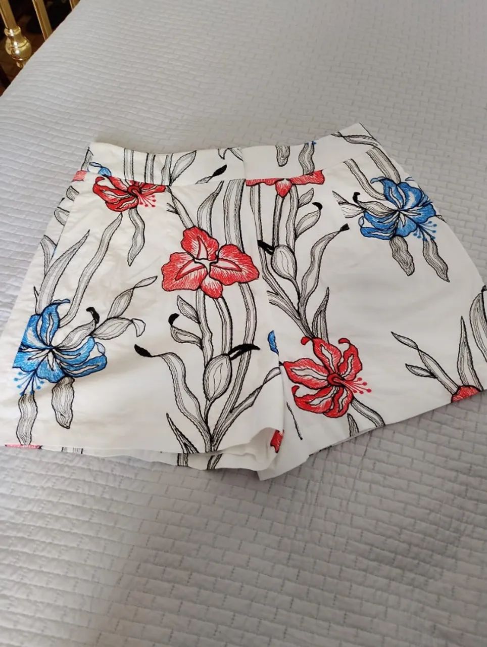 Short Branco Floral Bordado - Tamanho M/G