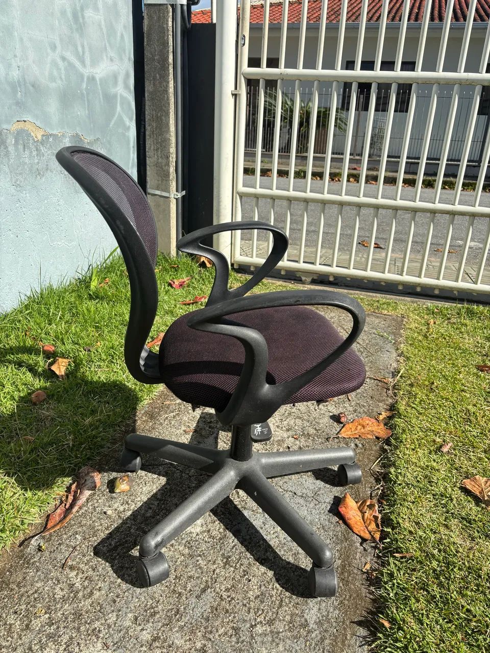 Cadeira escritório preta básica  - Foto 5