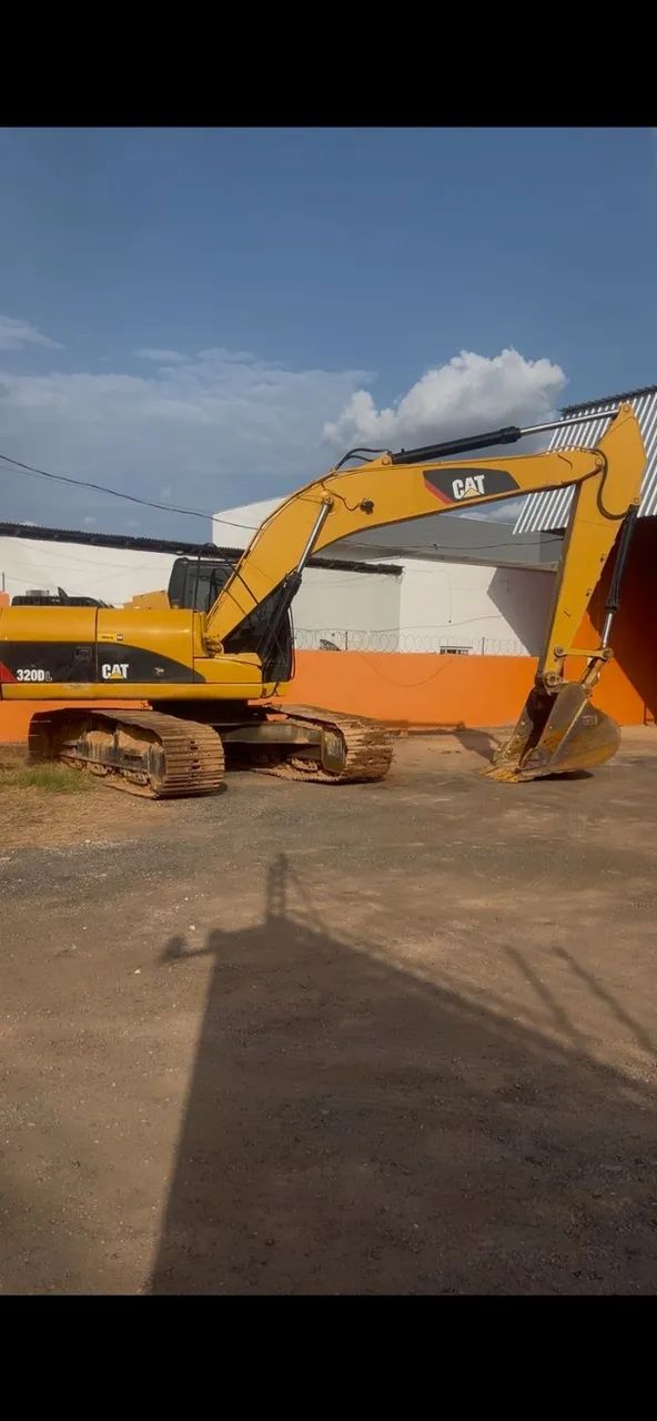 ESCAVADEIRA CAT 320DL ANO 2011