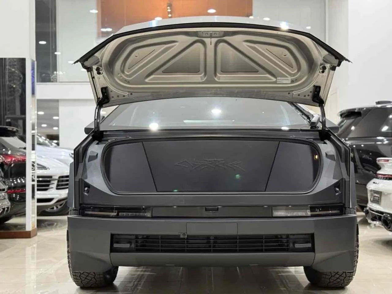 Tesla Cybertruck Foundation, foto 2 de 10