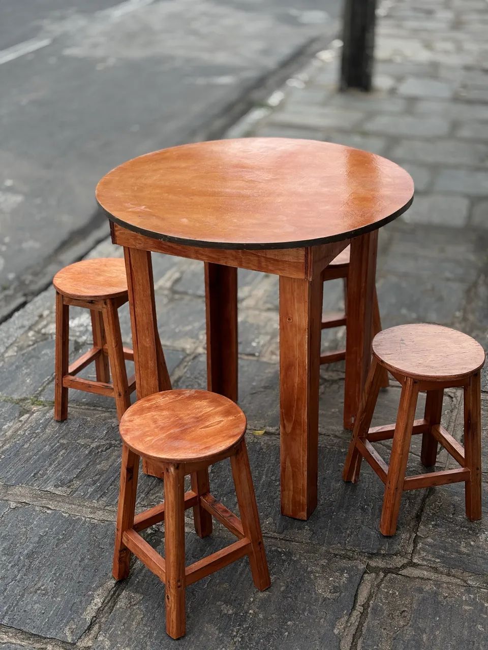 Conjunto de Mesa e Bancos de Madeira - Foto 2