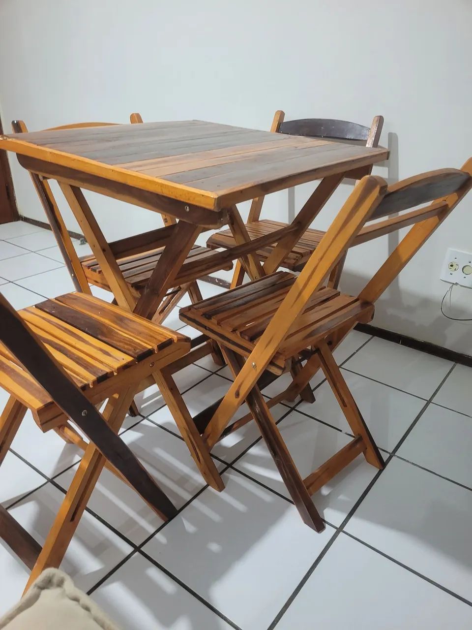 Mesa com 4 cadeiras 