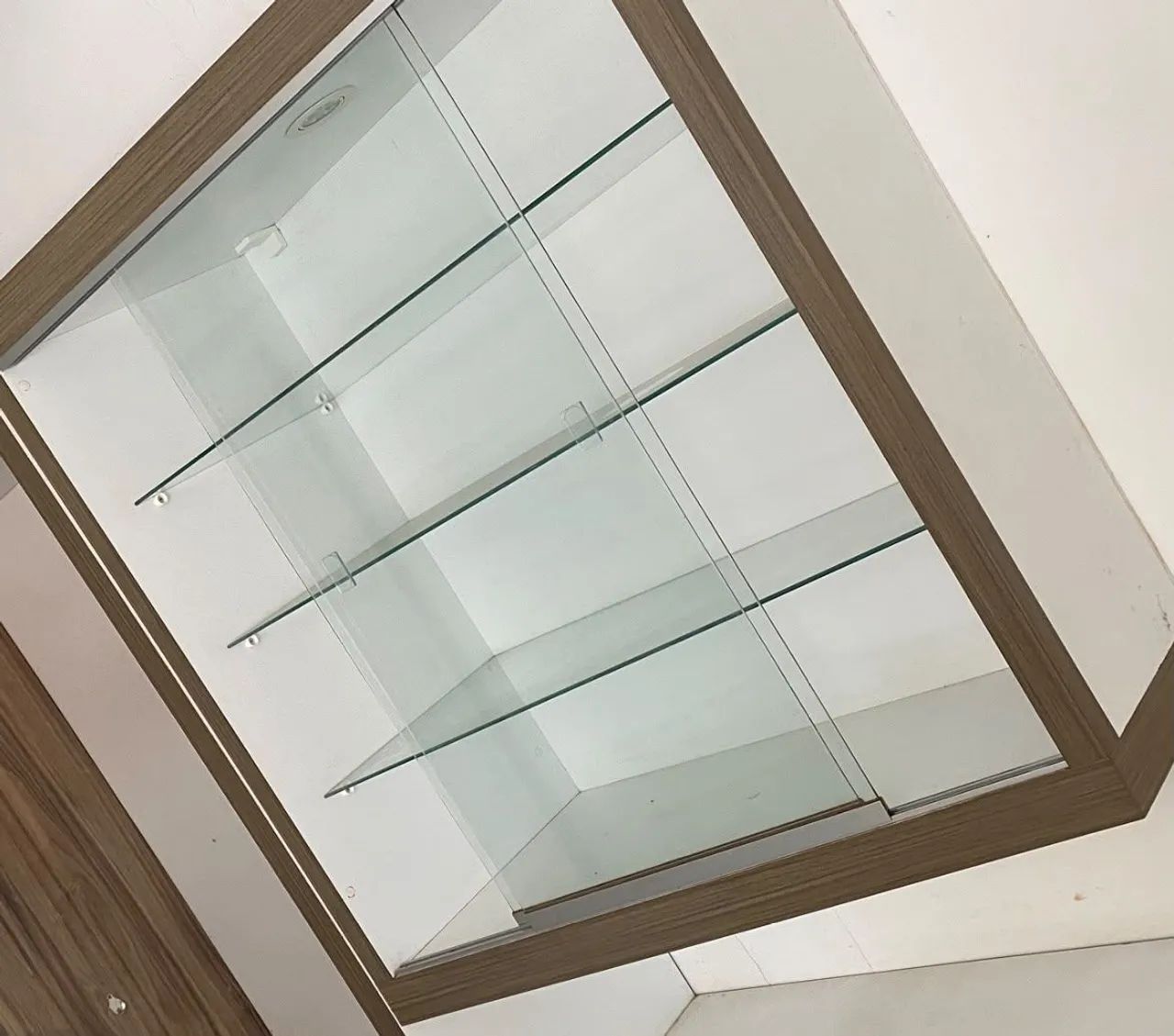 EXPOSITOR DE MDF COM PORTAS DE VIDRO