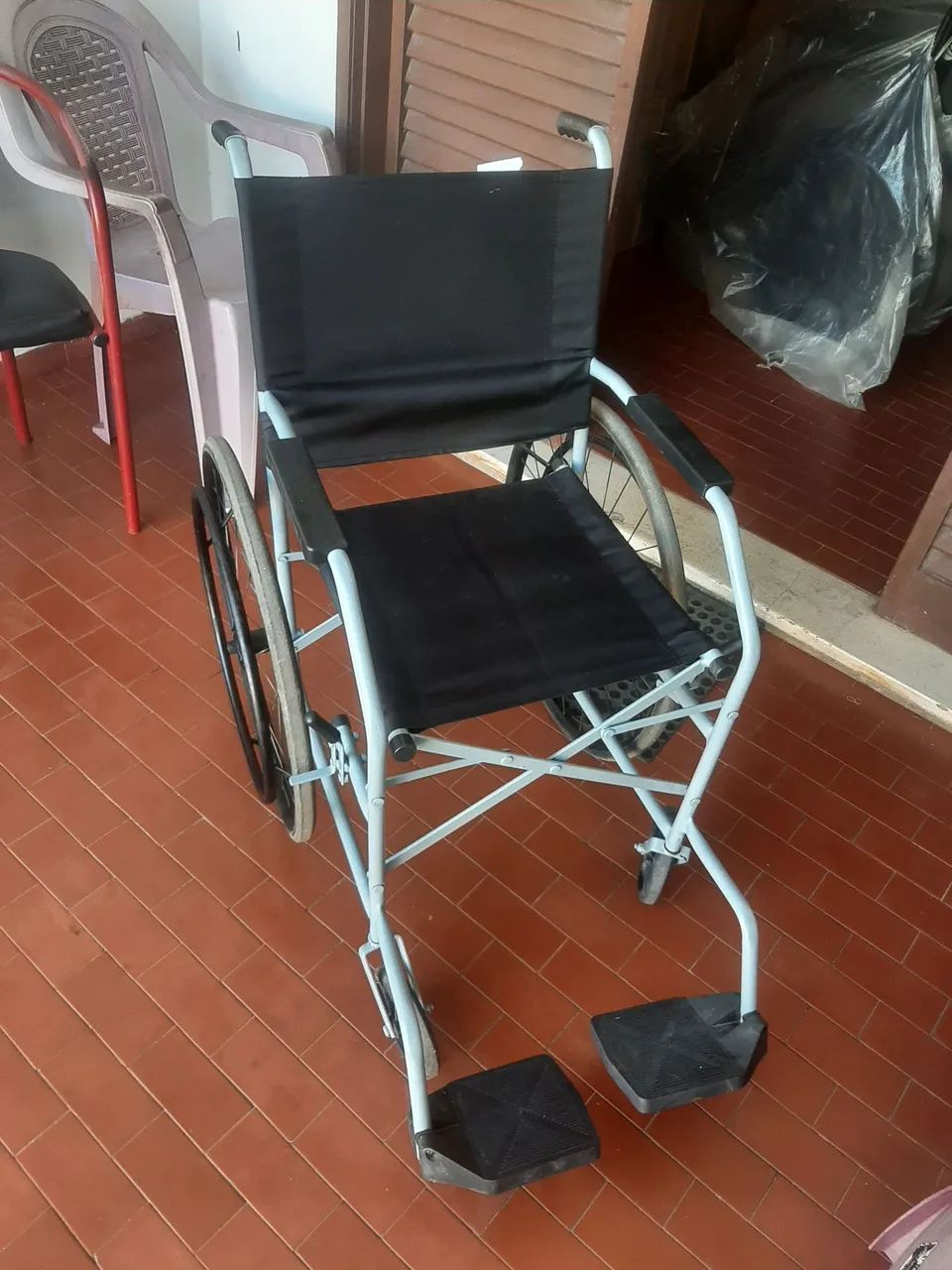 Cadeira de rodas seminova - Foto 5
