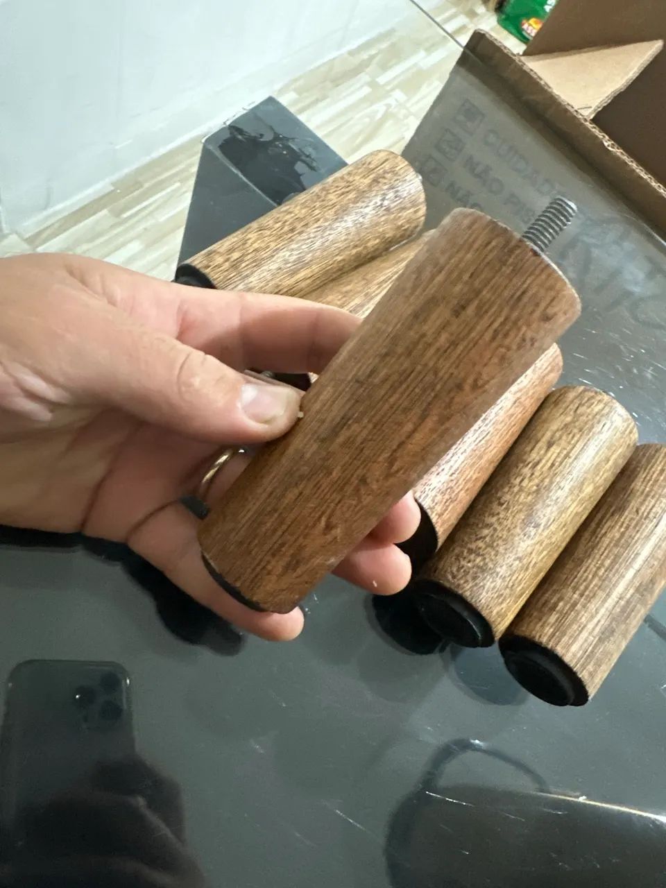 Pé de cama alto 