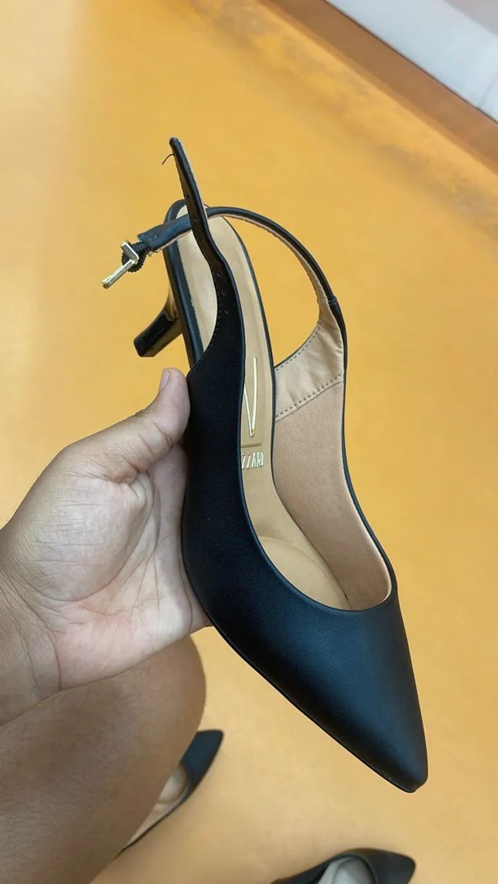 Scarpin slingback de bico fino