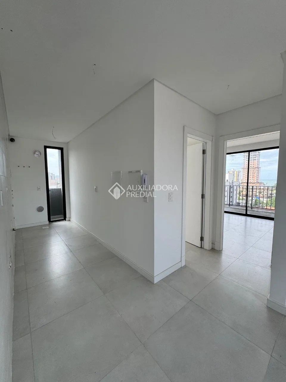 Apartamento com sacada e 2 quartos no Perequê - Foto 4