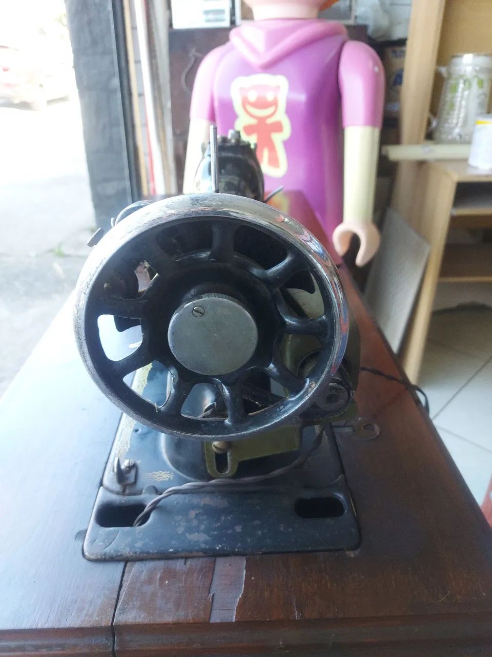 Máquina de costura antiga - Foto 4