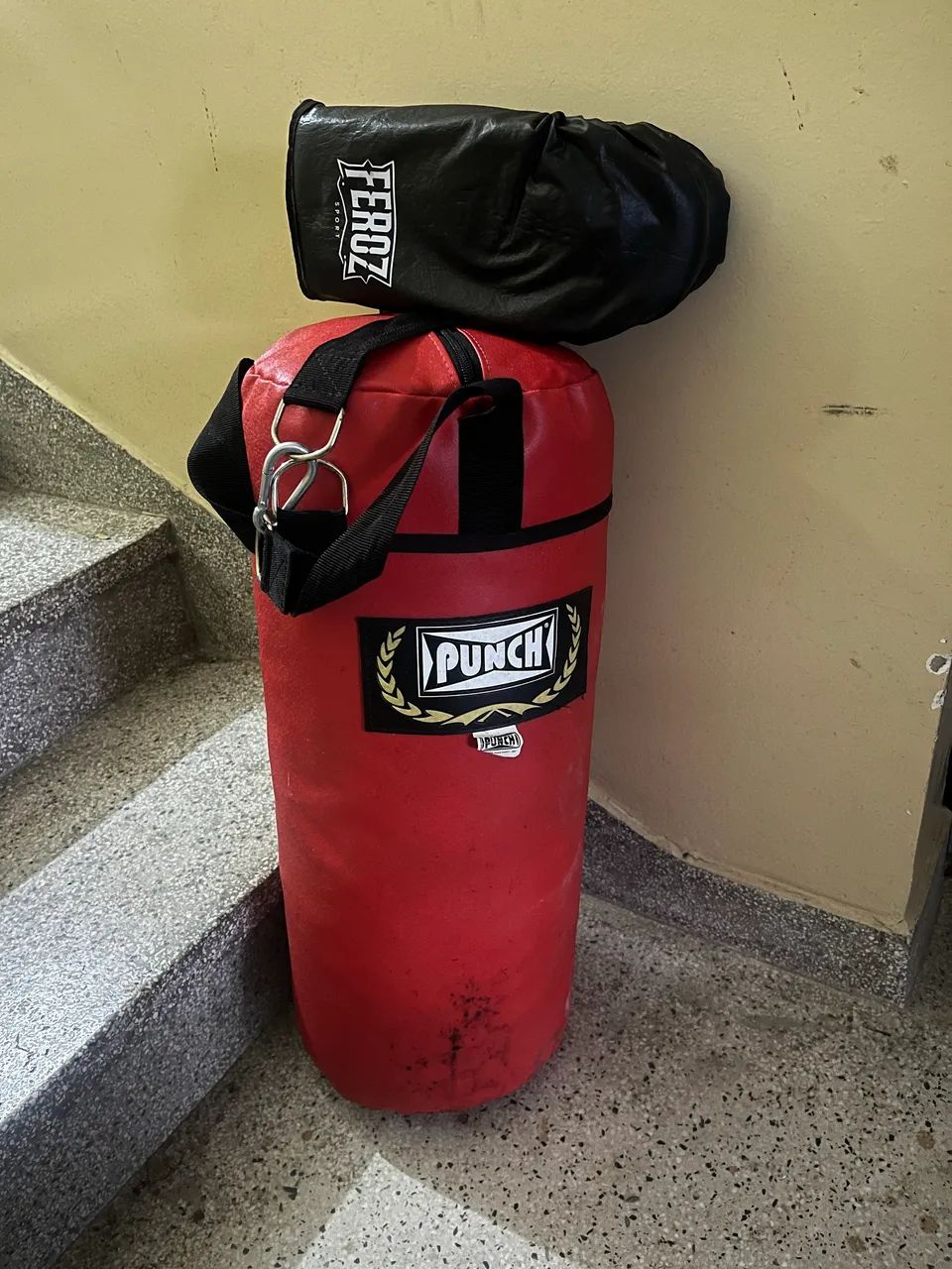 Saco de boxe + par de luvas