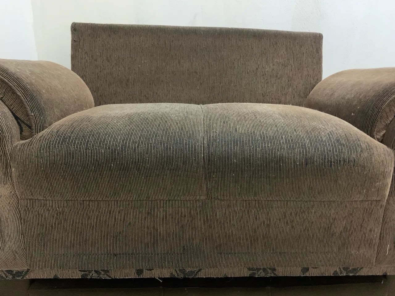 Sofá Vintage 2 Lugares com Molas + 5 Almofadas (Veludo Cotelê Marrom) - Foto 3