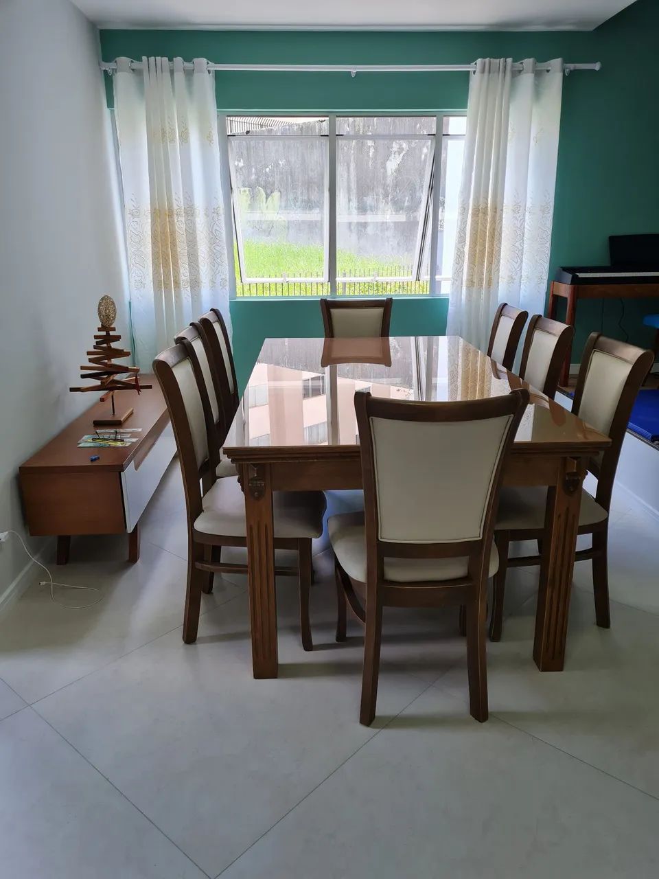 Mesa de madeira maciça com 8 cadeiras  - Foto 5