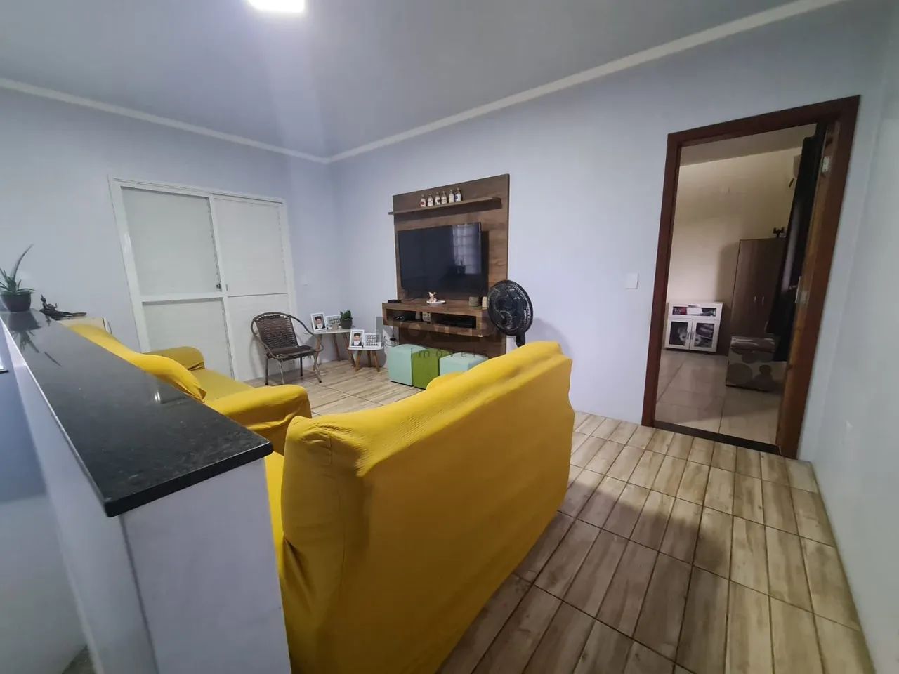 Prédio comercial e residencial em rua movimentada próximo ao Krolow - Foto 2
