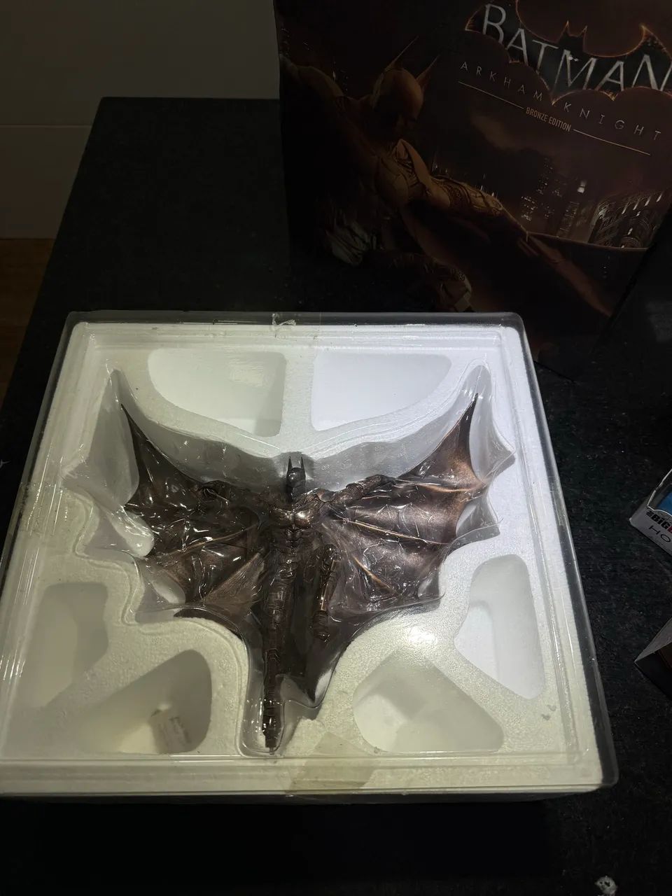 Batman Iron Studios Arkham Bronze Exclusiva Rock In Rio 2017 (Usado) - Foto 5