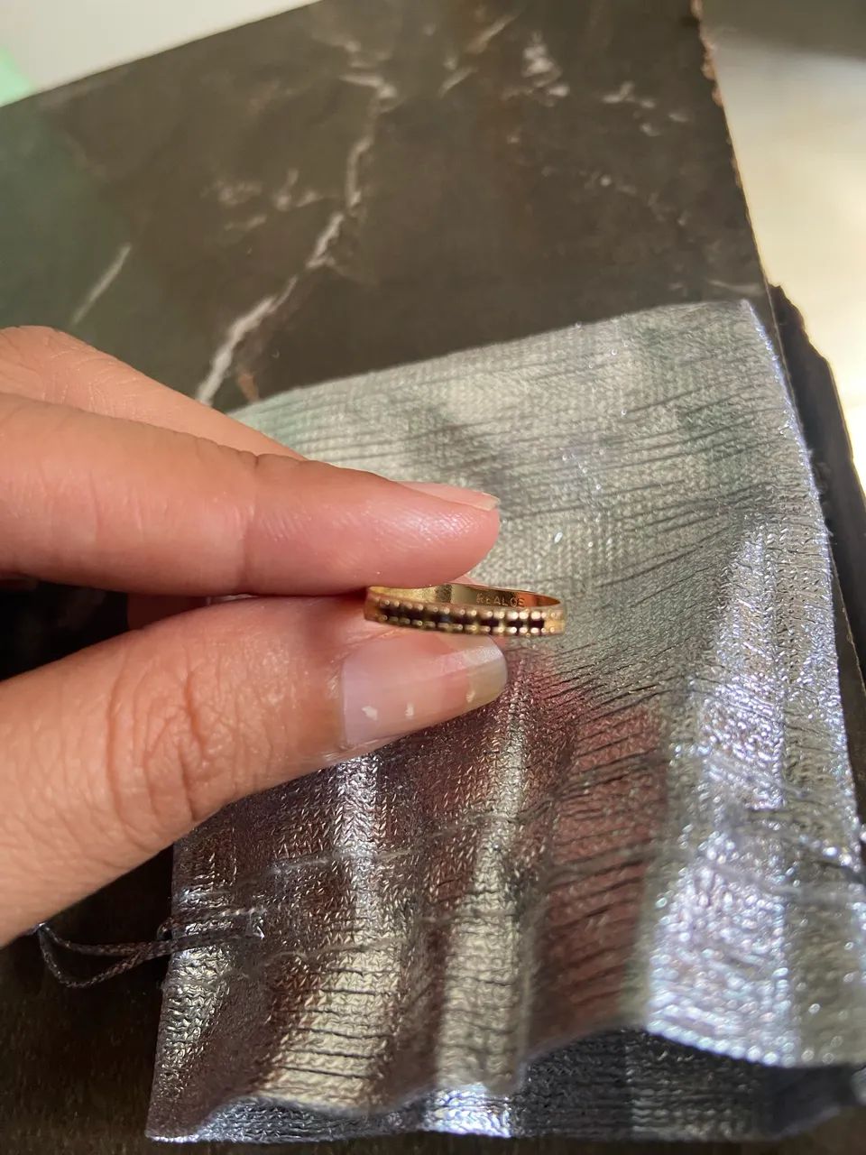 Vendo anel dourado com pedras vermelhas.  - Foto 2