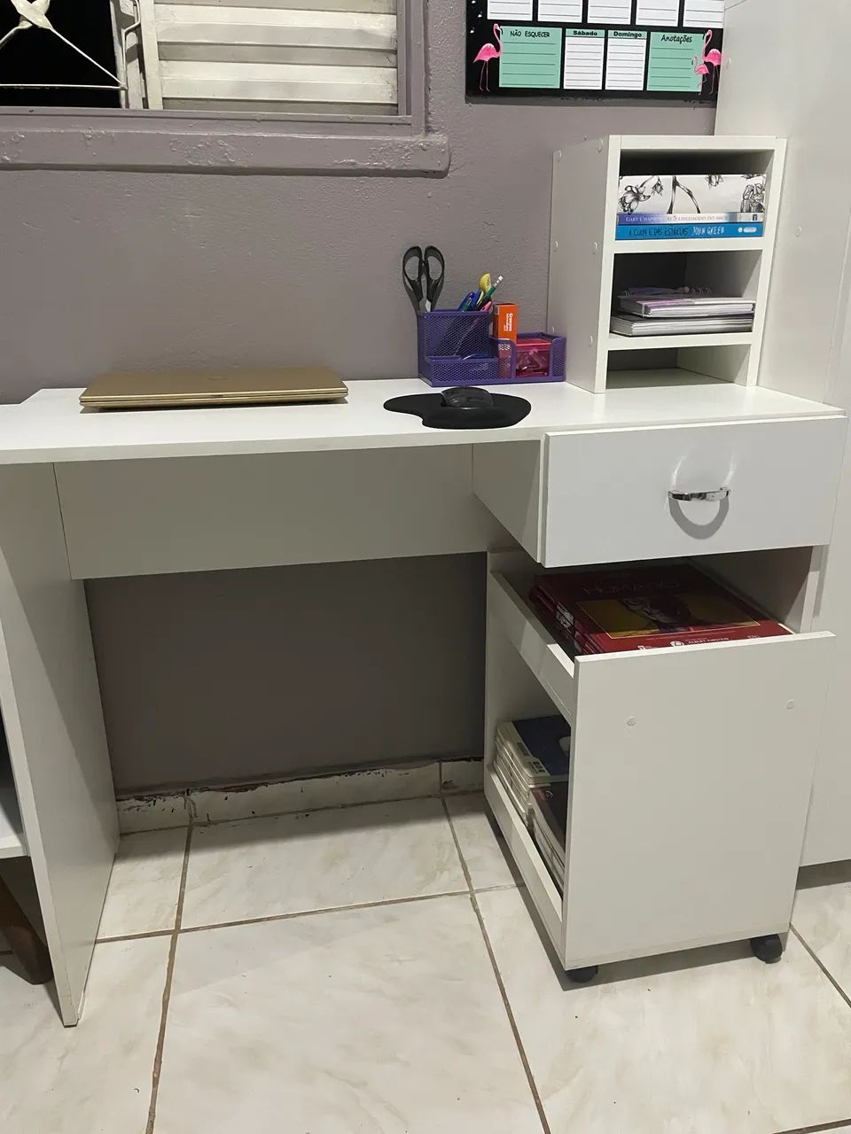 Mesa de estudo completa são três móveis 