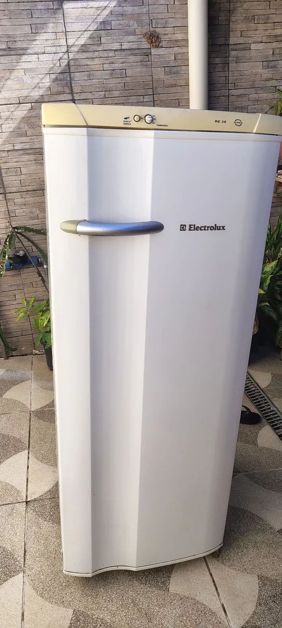 Vendo uma geladeira Eletrolux 280 lt funcionando perfeitamente, bom estado!