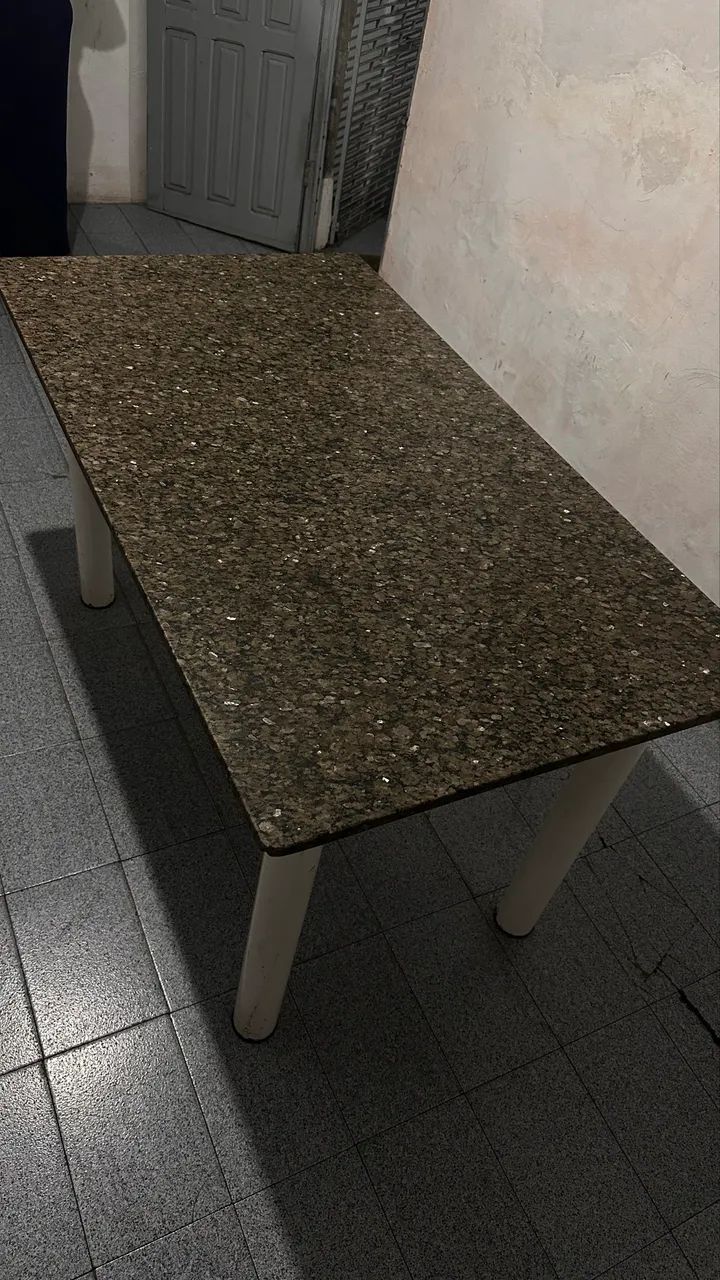 Mesa com pedra de mármore para 6 cadeiras