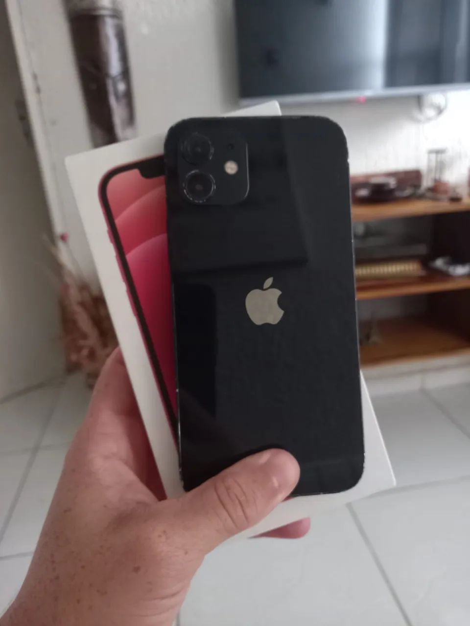 Vendo ou troco IPhone 12 64GB na caixa  - Foto 5